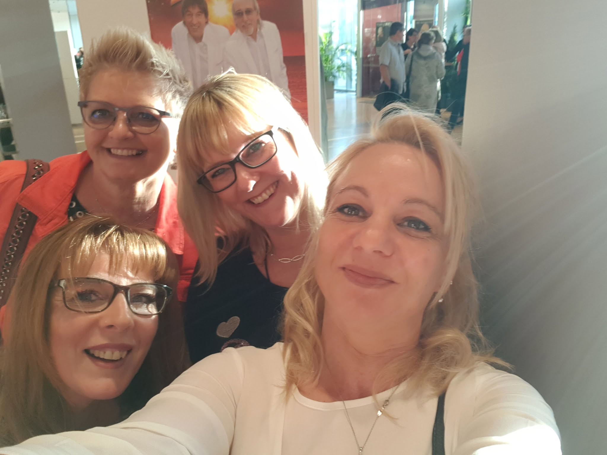 Inhaberin Angela mit Kolleginnen des Teams von Hair-Fashion Angela